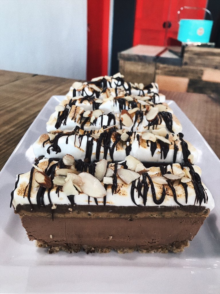 amitchelle1's tweet photo. 🌿Vegan cheesecake🌿•Chocolate con cookie dough de almendra, chocolate y merengue •Kiwi y blueberry "•Fresa con cookie dough de chocolate 🍫 #Vegan #ChefAle https://t.co/7HCegv83Qy