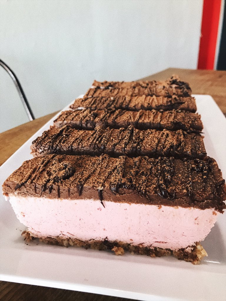 amitchelle1's tweet photo. 🌿Vegan cheesecake🌿•Chocolate con cookie dough de almendra, chocolate y merengue •Kiwi y blueberry "•Fresa con cookie dough de chocolate 🍫 #Vegan #ChefAle https://t.co/7HCegv83Qy