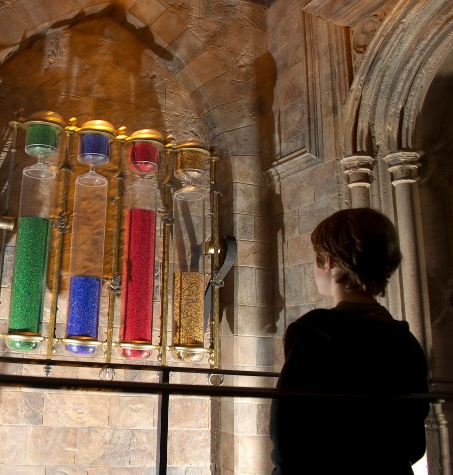 кубок гарри поттер гриффиндор. хогвартс баллы факультетов. часы факультетов. часы факультетов. песочные часы гриддиндора.