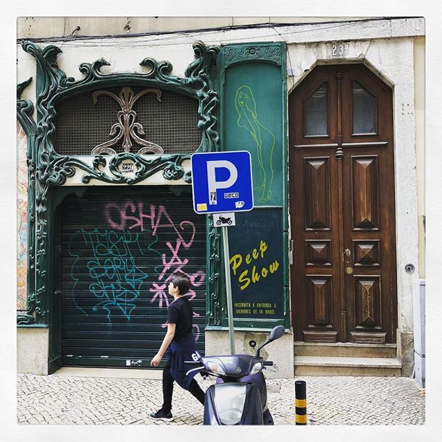 #ArtNouveau #PeepShow on #Lisbon’s #PinkStreet. #OnMyDayOff #Travel #architecture #Portugal ift.tt/2Jekh0C