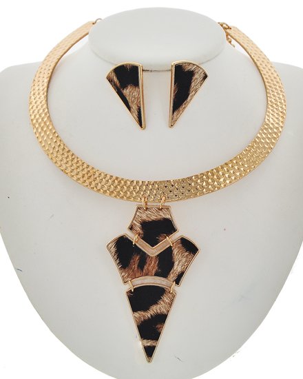 JustOneBeautyFU's tweet photo. Research shows that #fashionjewelry can be used as an effective business networking tool. When someone compliments your jewelry, it can be a good way to break the ice. And then you can turn those compliments into conversations. #letyourjewelrydothetalking https://t.co/h4R3Dlr4HS