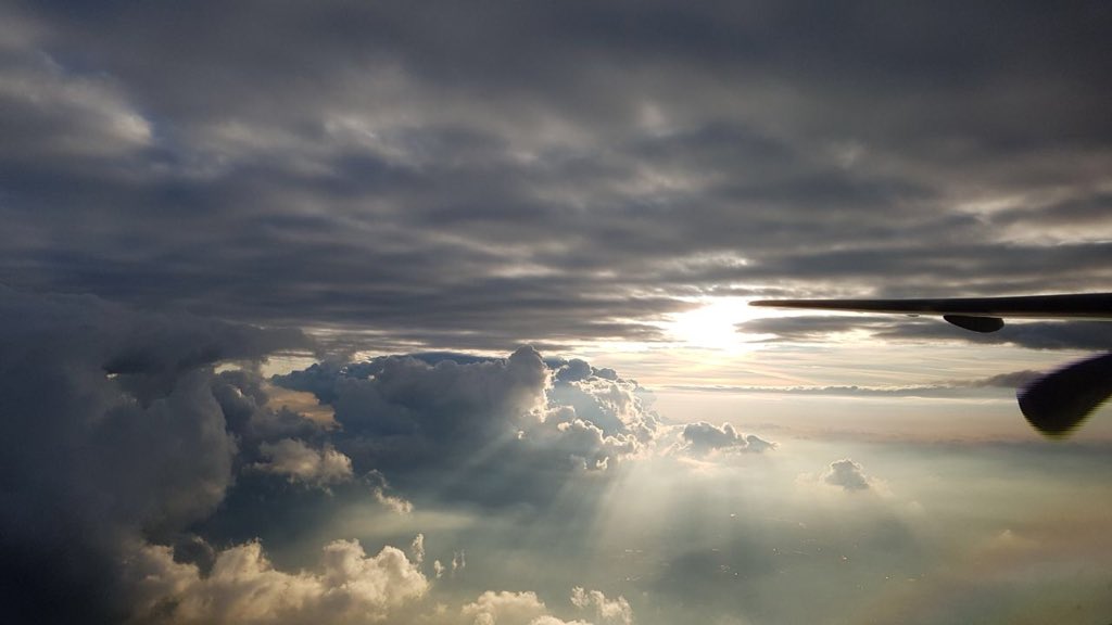pgaichach's tweet photo. „In deinem Licht schauen wir das Licht.“ Sonnenaufgang aus dem #Flugzeug.#Ostern2018 #Kirche #Katholisch #glaube https://t.co/A8Ha70VrBD
