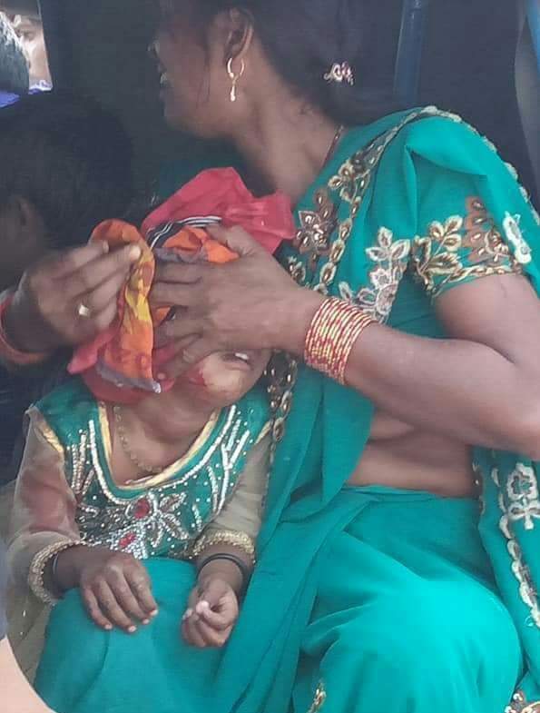 drmbjoshi7's tweet image. #MediaGuideNG #journalist #भाँड़ #मीडिया वालों ने दिल्ली में #बच्चो की #स्कूल #बस पर #हमले को लेकर बहुत #उत्पात मचाया गया था, अब क्या इन #भाँडो को #सांप #सूंघ गया जब #जय #भीमवालो ने इस #छोटीसी #मासूम #बच्ची का #सर #पत्थर #मारकर #फोड़ दिया और #कोई #हंगामा नही।#प्रेस्टीट्यूट तो