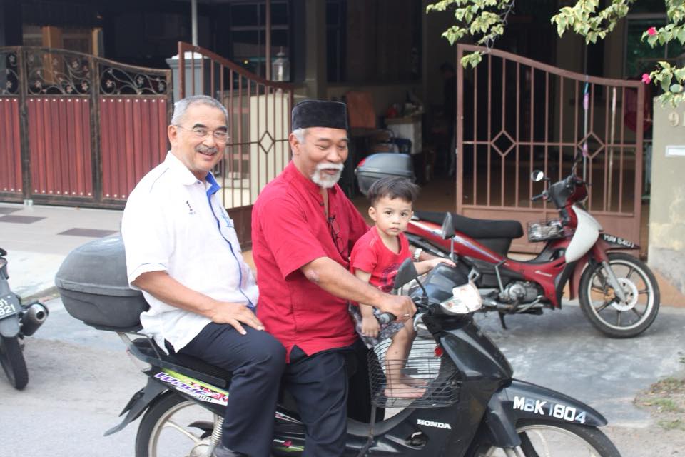 alirustamclub's tweet photo. Untuk berjumpa rakyat, beliau sanggup mengelilingi kampung dengan hanya bermotor sahaja. Yang paling penting, beliau dapat menghulurkan bantuan untuk rakyat yang berada dalam kesusahan. Inilah beliau yang bernama Tan Sri Mohd Ali Rustam ππ
#HangTuahJaya
#P137
#AliRustamClub https://t.co/bjQSo9nvym