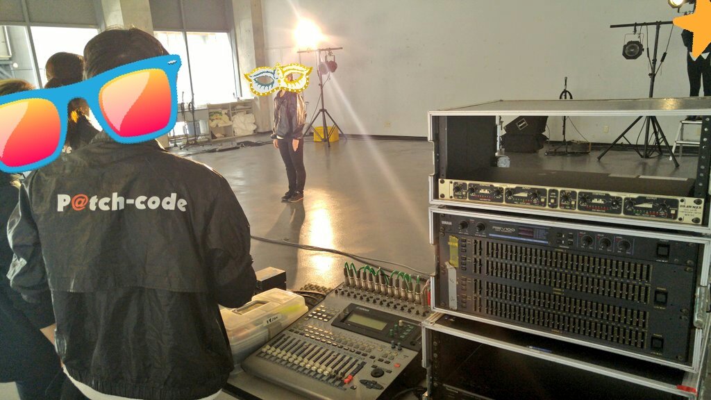 Patch_code_suac's tweet photo. 4月6日金曜日のTOEIC終了後に、南門入って右手に見えるガラス張りの部屋にて、各サークルによる新歓ステージ発表が行われます。

本日はそのステージの設営を行っております！

当日はぜひ足を運んで下さい！
#春からSUAC 
#春から静岡文化芸術大学 
#Patch_code https://t.co/yVuIcq2uaE