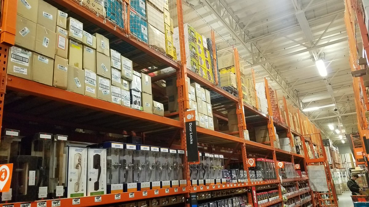 cjmeas's tweet photo. Check out this full aisle transformation in hardware! Erik is killing it in D25! #striptheoverheads #MoveEverythingTwice #MET4711 https://t.co/Z50rZ4SDYa