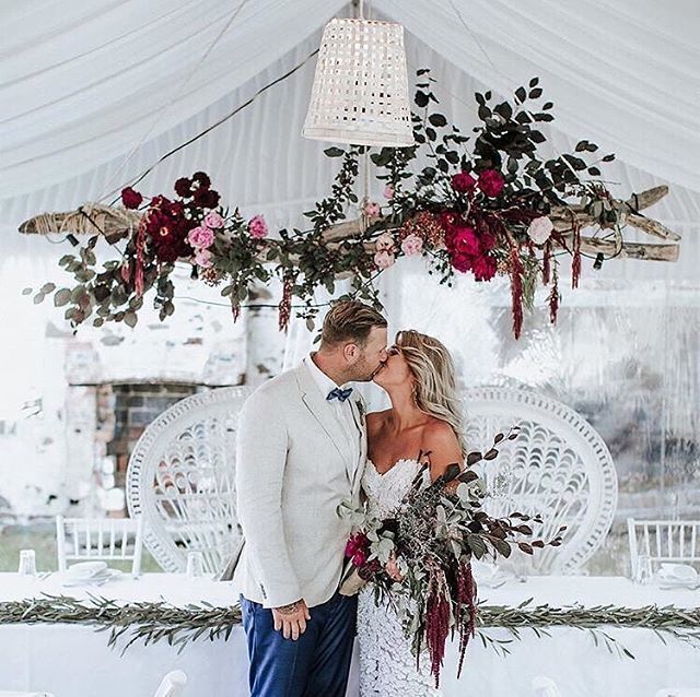 4YouEvent's tweet image. Una idea de lo más inspiradora para todas esas parejas que quieren casarse en una carpa blanca. Fijaros en ese tronco floral colgando del techo 😍

Foto @theevokecompany ift.tt/2ElBOk0