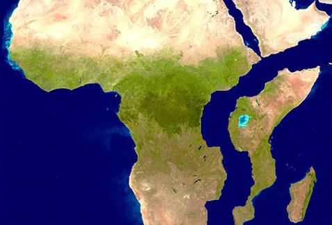 Milenio's tweet photo. Enorme grieta surge en Kenia https://t.co/hkmWntZKTk  ¿Podría partir África en dos? https://t.co/6VwZXbcmvZ