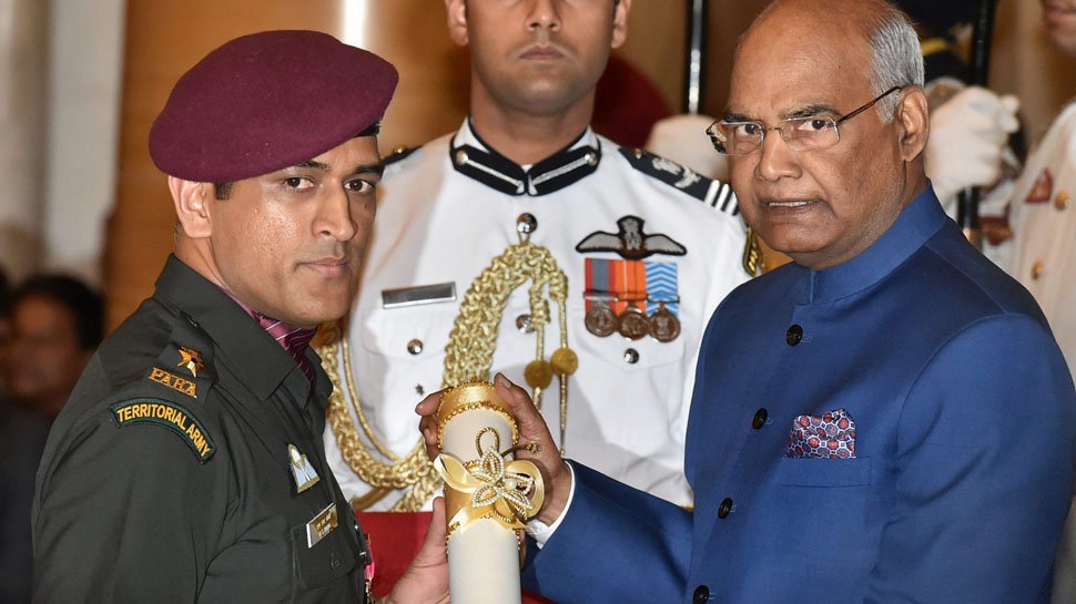 markt_update's tweet photo. P#@msdhoni Walking Like An Army To Take The Padma Bhushan
#PadmaBhushan #PadmaBhushanMSD #MSDhoni #indiancricket #LatestNews #markt_update #RamNathKovind #ICCWorldcup #T20WorldCup #ICCODIPlayer
https://t.co/aN48zGpvXm https://t.co/0QKzatQXkT