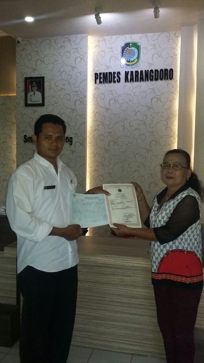 desakarangdoro's tweet photo. Akta Kelahiran dan Kematian udah sampai dan sudah diserahkan kepada warga @desakarangdoro terima kasih @dukcapil_bwi @AzwarAnas_A3 @kec_tegalsari @riobwi @pemdesdasri @DesaKarangmulyo @desa_tegalrejo @DesaTamansari1 @desa_tegalsari https://t.co/RGhtZsql4U