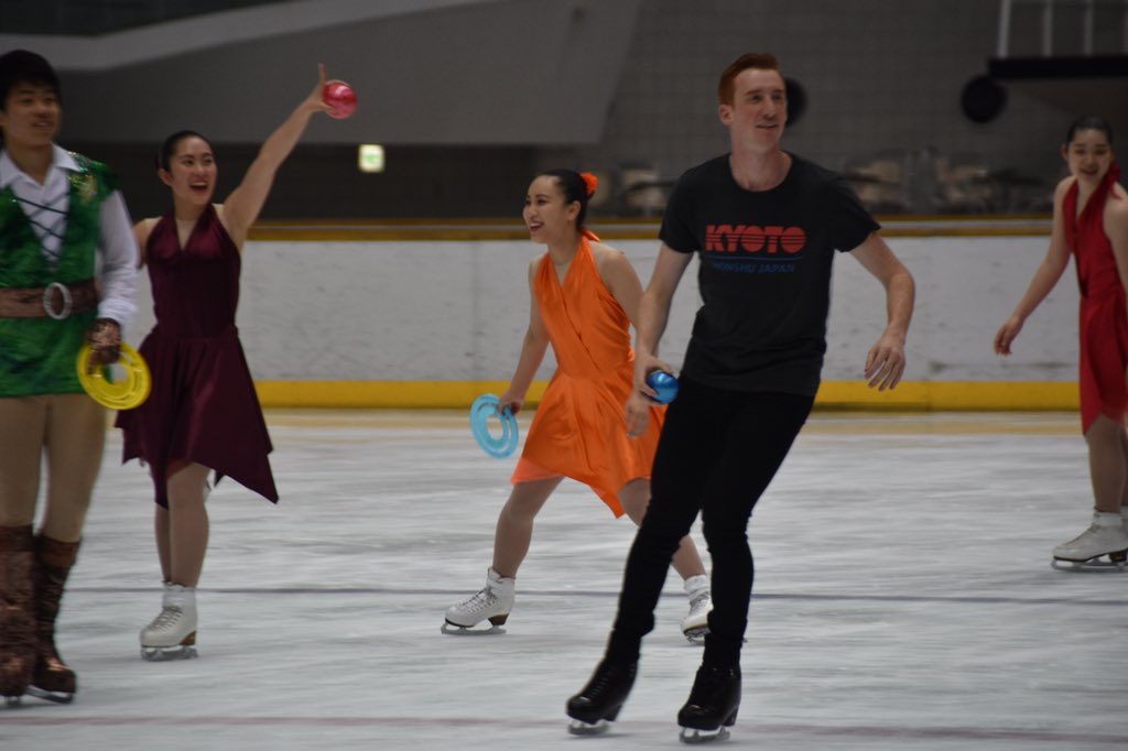 小春 第8回京都フィギュアスケートフェスティバル 18 4 3 ビデオ２ Seanrabbitt ポッキー T Co Cvt5p9dvr5 しっとり曲から後半ジャケットを脱ぎ現れたのはなんと Kyoto Tシャツ ポッキーダンスとポッキーの投げ込み 今回の為だけに作って