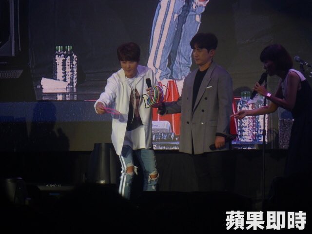 민셩 똑같은 옷 시간차 두고 입으면 내가 모를 것 같았쥬?