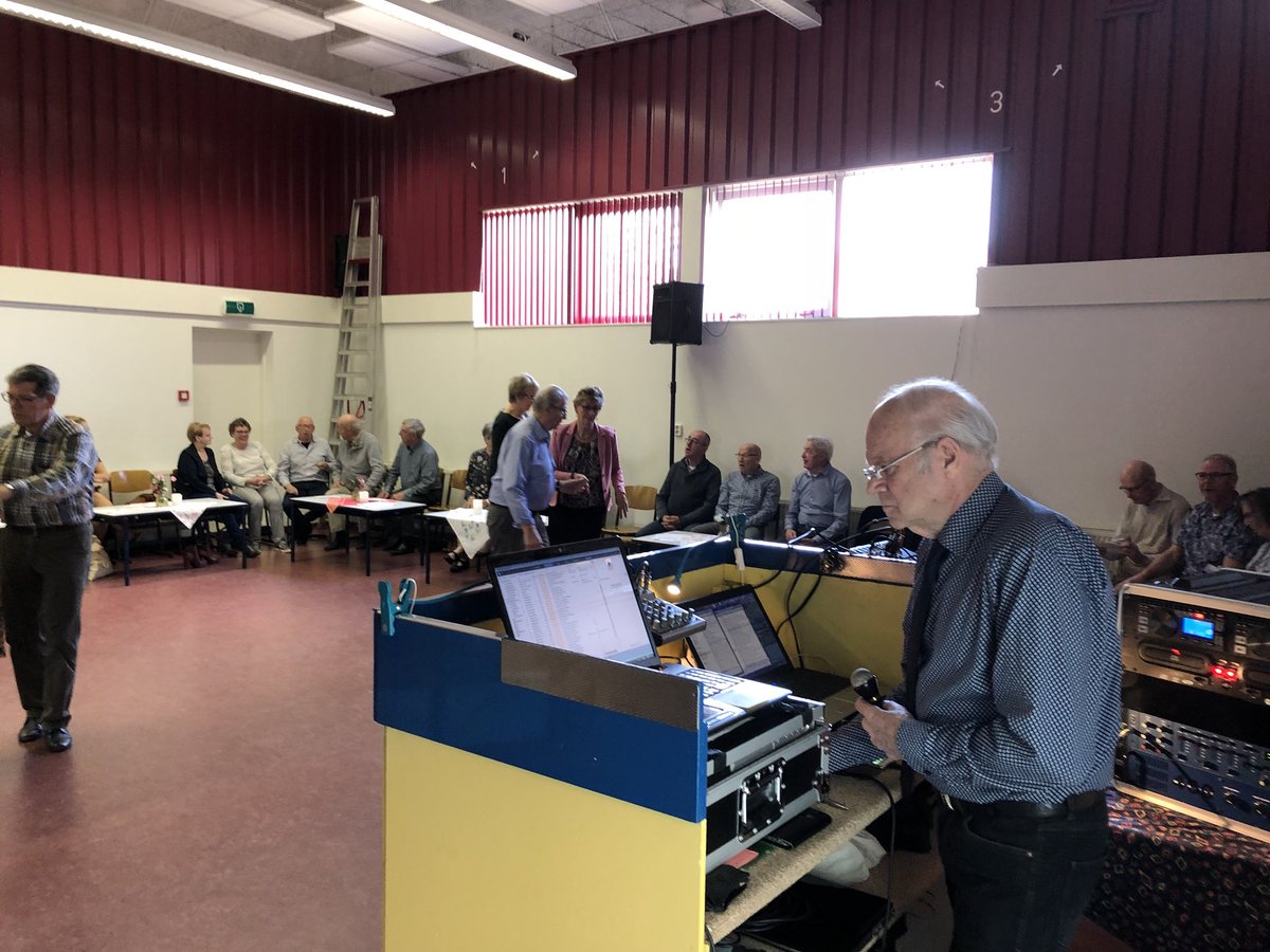regiekr8's tweet photo. #GezelligDansen in #klaaswaal @GemCromstrijen bevorderd #sociale contacten onder #Senioren én zorgt voor #beweging. Gisteren kreeg Chris en andere #vrijwilligers bezoek van @pieterpaans. Wat zijn ze goed bezig #selfsupporting. @HW_Actief https://t.co/hyxJowxbZo