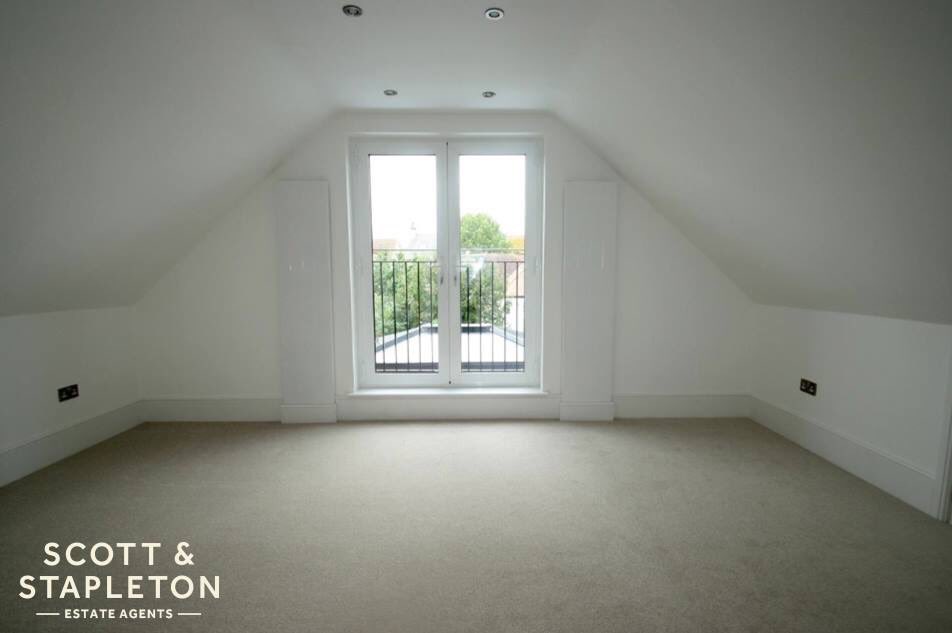 This newly refurbished, detached property is now available to let. 

🏷 - £2200pcm
📍 - Lansdowne Avenue
🏠 - Newly refurbished 
🛌  - Versatile accommodation with up to 6 bedrooms
🚗 - parking
🛋 - Open plan kitchen family room
🌳 - West backing rear garden