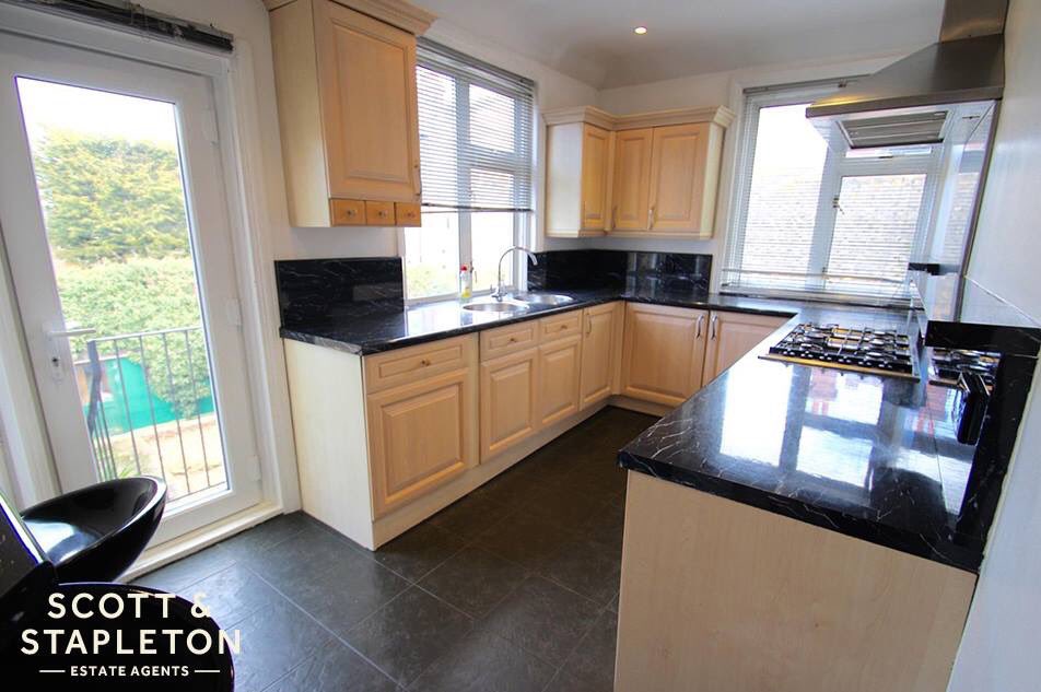 Scott &amp; Stapleton are delighted to present this stunning, top floor apartment, with breathtaking estuary views and some wonderful features throughout. 🌊🌊

📍 - The Leas, Westcliff 
🏷 - Offers in excess of £500,000
🛌 - Two Double Beds
🛋 - Super Cool interior, modern finish