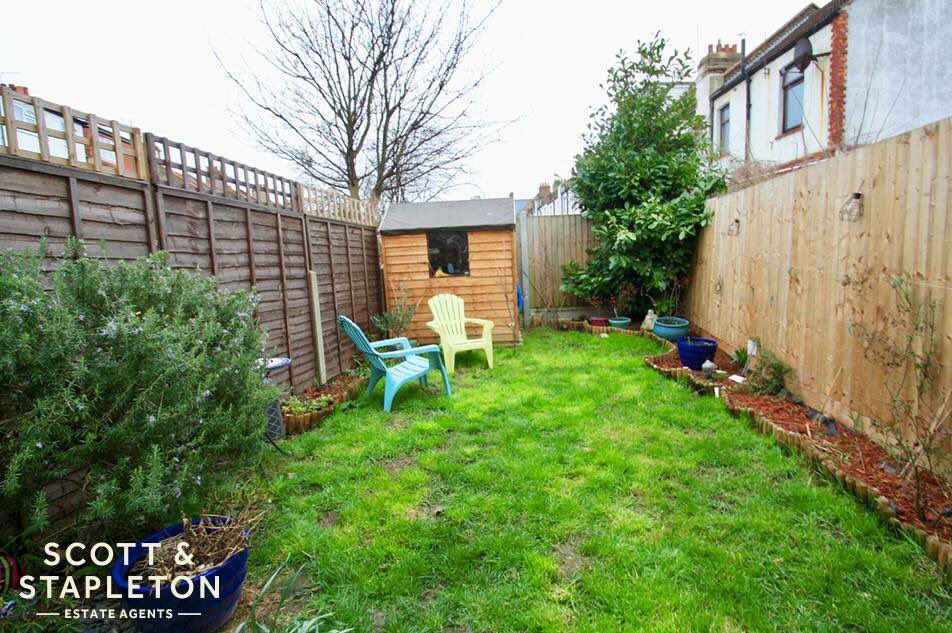 Scott &amp; Stapleton are pleased to present to market this delightful 3 bedroom family cottage with south-facing garden. 🏡

📍 - Fairfax Drive, Westcliff 
🏷 - Offers in excess of £260,000.
👨‍👩‍👧‍👦 - Family Cottage. 
🌷 - South Backing Garden
🚂 - Close To Prittlewell Station.