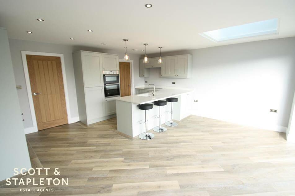 M
A pair of brand new, semi detached, three bedroom properties have now been reduced! Contact our sales team on 01702 471 155 for further details and viewings. 🏠🏠

📍 - Elmsleigh Drive 
🏷 -  £475k
🍽️ - Open plan kitchen diner
🛠 - Utility 
🛌  - 3 Beds
🛋 - Stunning interior