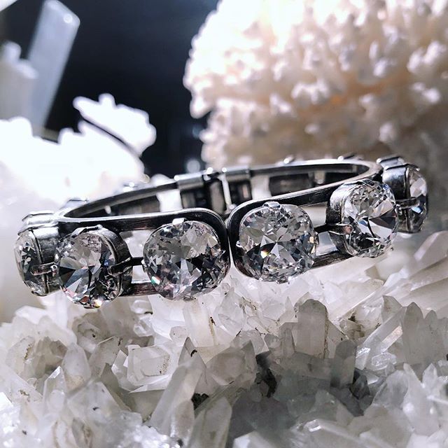 TheBunnyPaige's tweet photo. Crystals on crystals on crystals. ๐โจ Natural crystal formations + Swarovski square cushion stones + silver metal with a dark patina & a hinged clasp. #letsgetmetaphysical ๐โจ
________
#BunnyPaige by #LaurenTatum
#crystalhealing
#swarovskicrystals
#quartz #gemstone
#wโฆ https://t.co/fgZa6a4HyJ