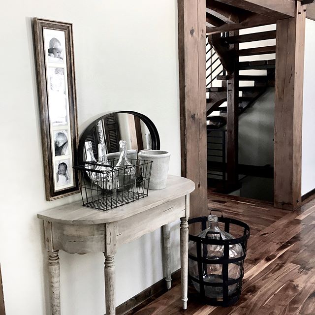 It’s wonderful, this world of IG decor! I’m constantly moving furniture and decor around for new pics  and new ideas. It’s nice because sometimes just placing something somewhere else, makes it feel new again. 
Don’t get me wrong, long before I was taking photos to share, I was a