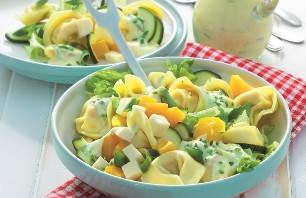 We hebben zin in salade! Wat dachten jullie van deze salade met gele paprika’s en gele of groene courgettes van de WeightWatchers? Past prima in de Gele Week! Klik hier voor het recept: ow.ly/Fzt530jevmt @Gavoorkleur! #geel #gavoorkleur #salade #tijdvoorpaprika