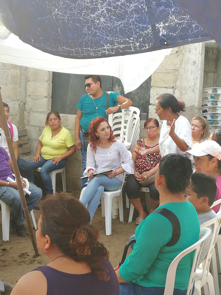 sheilaflores's tweet photo. Hoy Ana Carreto nos abrió las puertas de su casa para platicar con los vecinos de la Col. Loma de Tarimoya, las necesidades son muchas, pero lo que más me sorprende y enorgullece son las ganas de la gente de participar para mejorar las condiciones, así lo haremos #HaciendoEquipo https://t.co/wzo6QG2Yx2