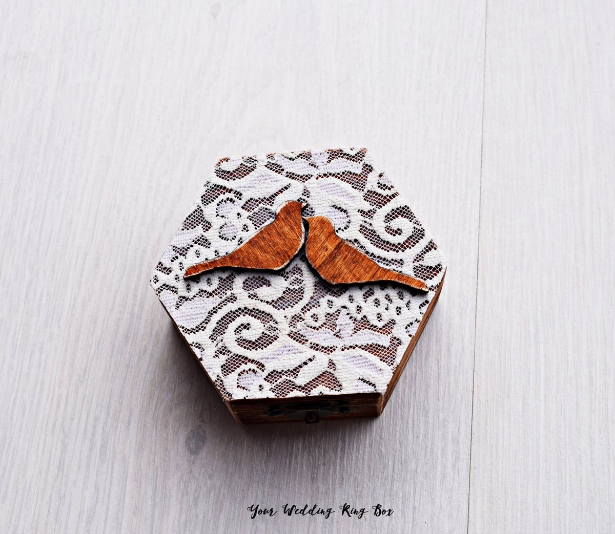 NikolinaMileva's tweet image. etsy.com/listing/591400…
#ringbearerbox
#rusticringbox
#rusticbearer
#rusticpillow
#mrandmrs
#groomandbride
#geometric
#boxforrings
#woodenbox
#ceremonyholder
#barncountrywedding
#rusticba