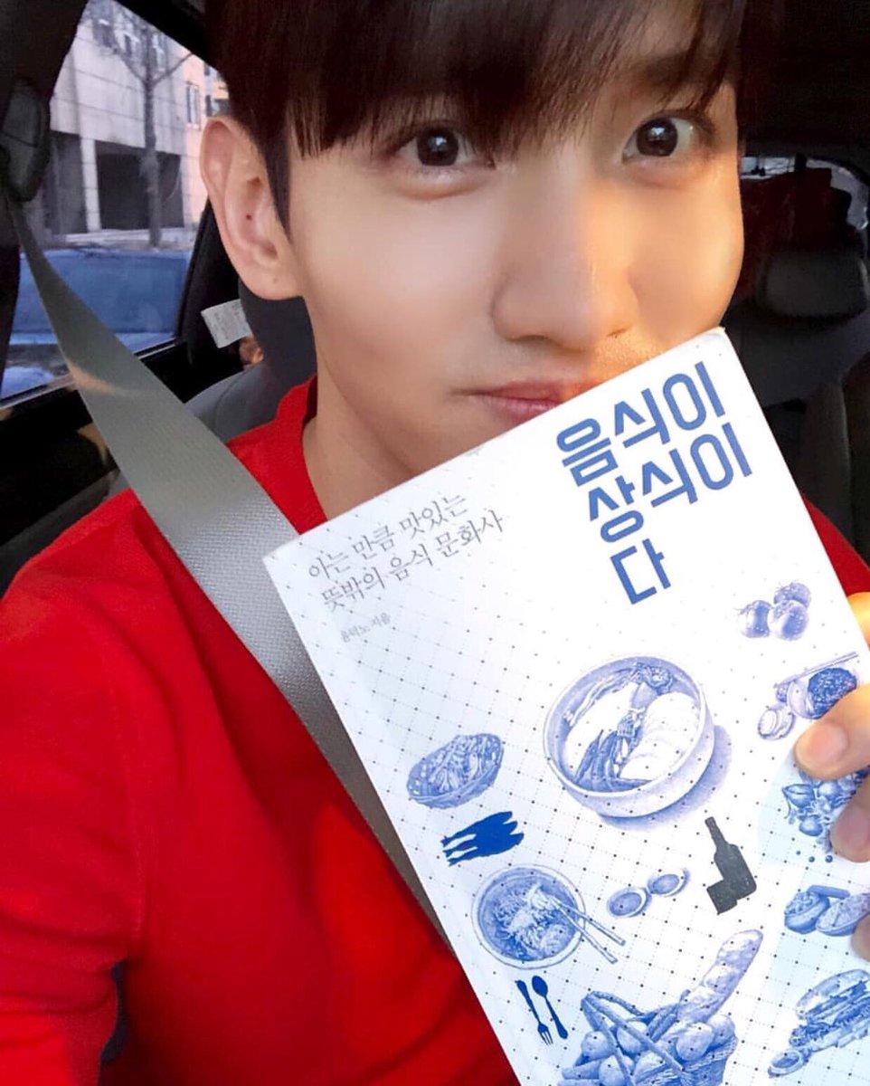 OnlyMinMin's tweet photo. หนอนหนังสือที่แท้จริง 😭❤️📚

#changmin88 #최강창민 https://t.co/aHZzIl4jVi