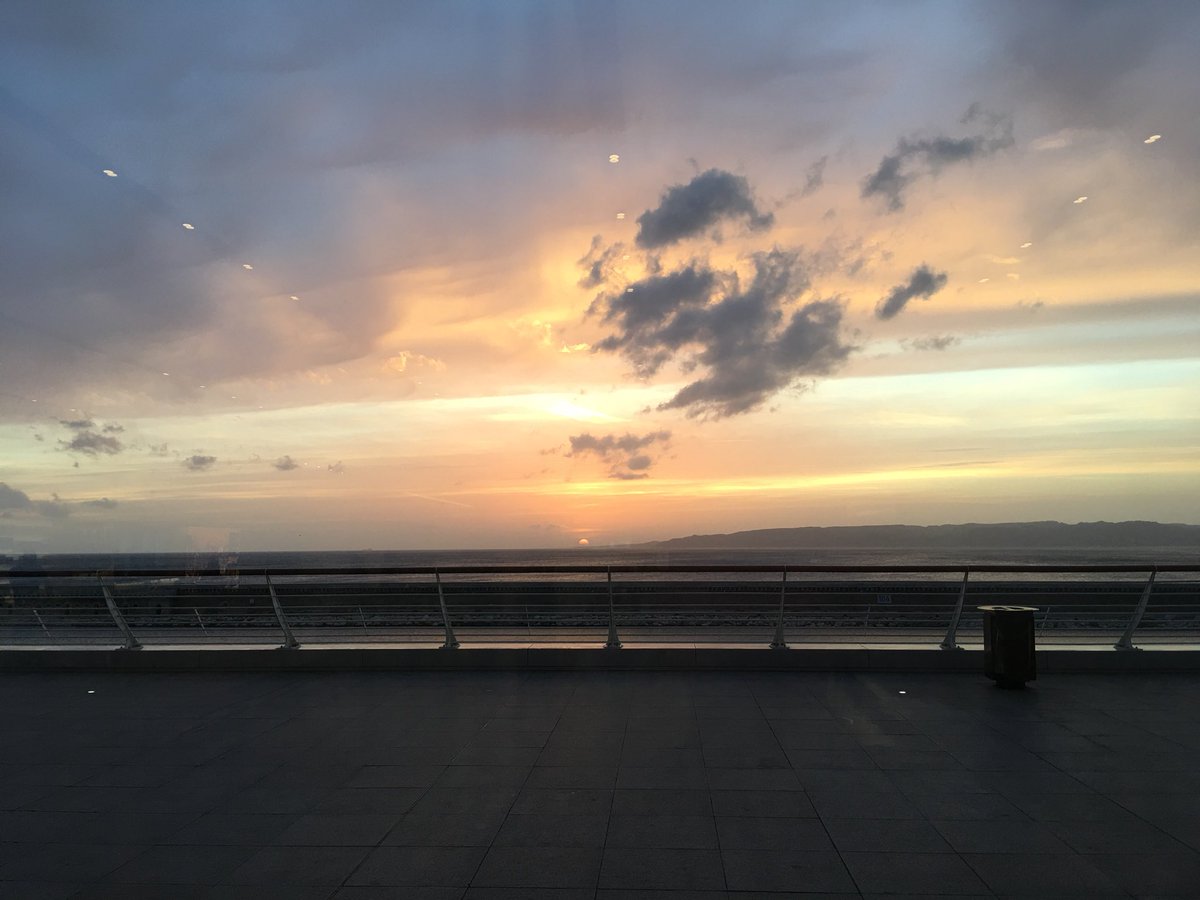 SBueno0's tweet photo. #nofilter #theskyisthelimit #Masilia  @surfheure https://t.co/Wa8qD6Gv0p
