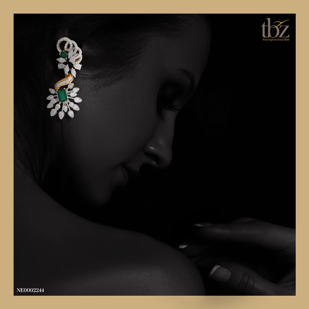 Diamonds are a girl’s best friend. 
#tbz #jewellery #diamond #platinum #wedding #earrings #weddingsbyTBZ #jewelleryforwedding #weddingseason #delicate #necklace #emeralds