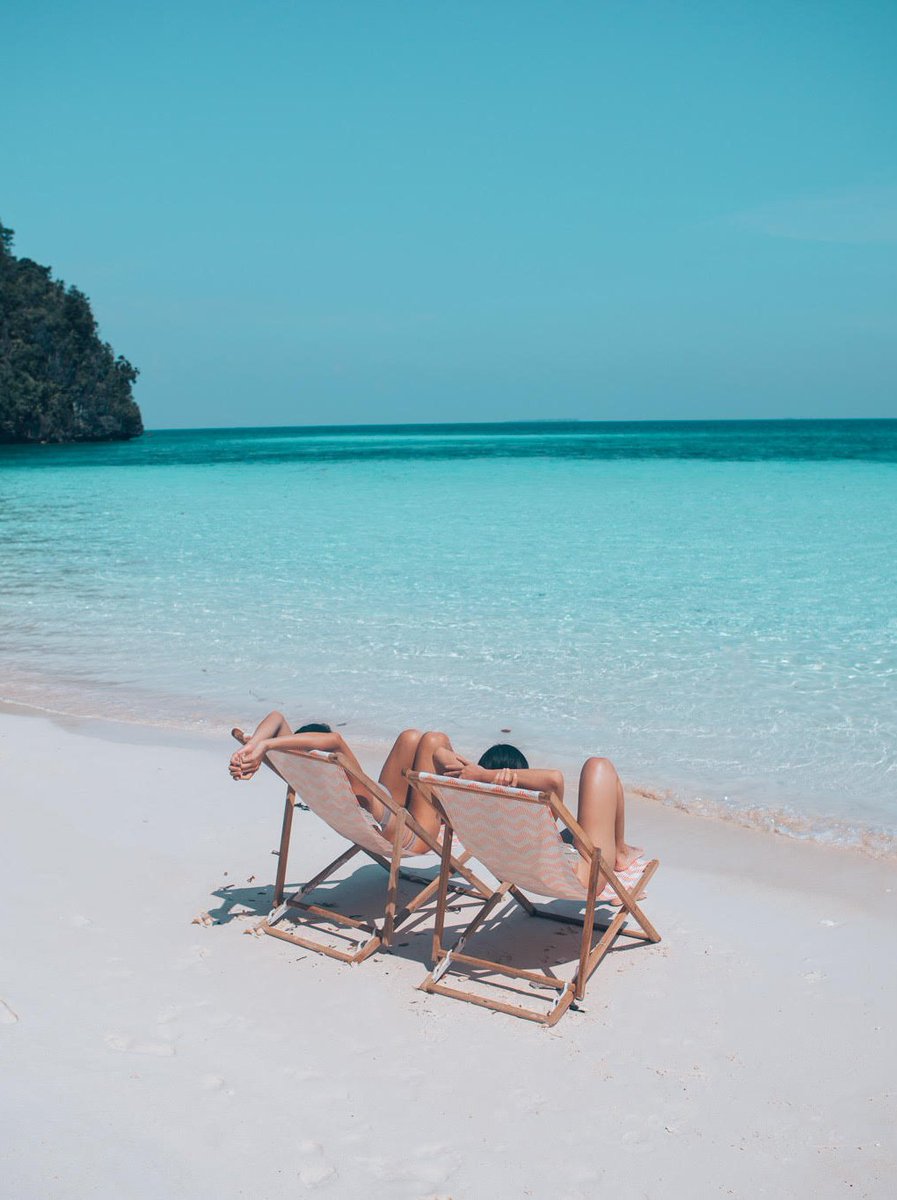 traveloka's tweet photo. Setuju nggak kalau menikmati momen itu bisa dari hal sederhana? Dari obrolan dengan teman seperjalanan, kamu bisa melihat dunia dengan sudut pandang berbeda.
Mention temen yang pengen kamu ajakin liburan seperti di foto ini! #CreateMoments
(Foto: @travelmints, #PulauLabengki) https://t.co/PFrTIkBLXs