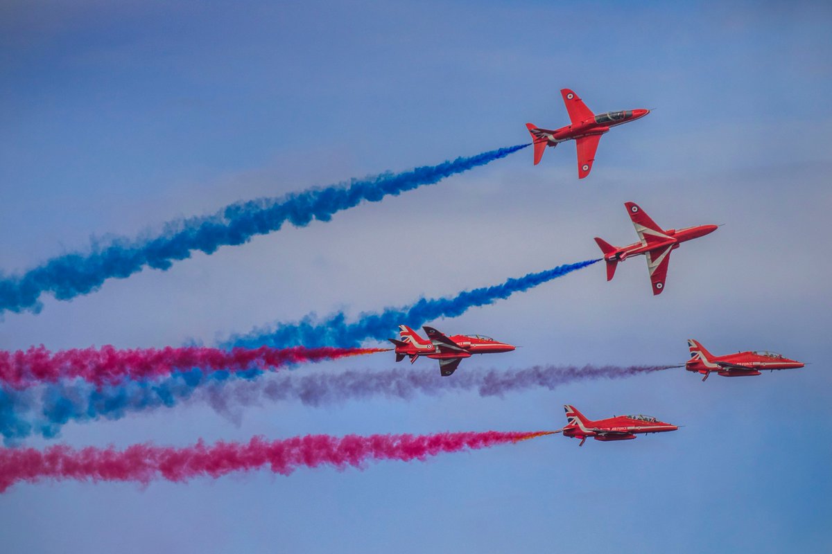 RivieraAirshow's tweet image. The @rafredarrows are coming to Torbay! This June we're honoured to have the first glimpse of the Reds all new display across both days! #torbayairshow2018 #RedArrows