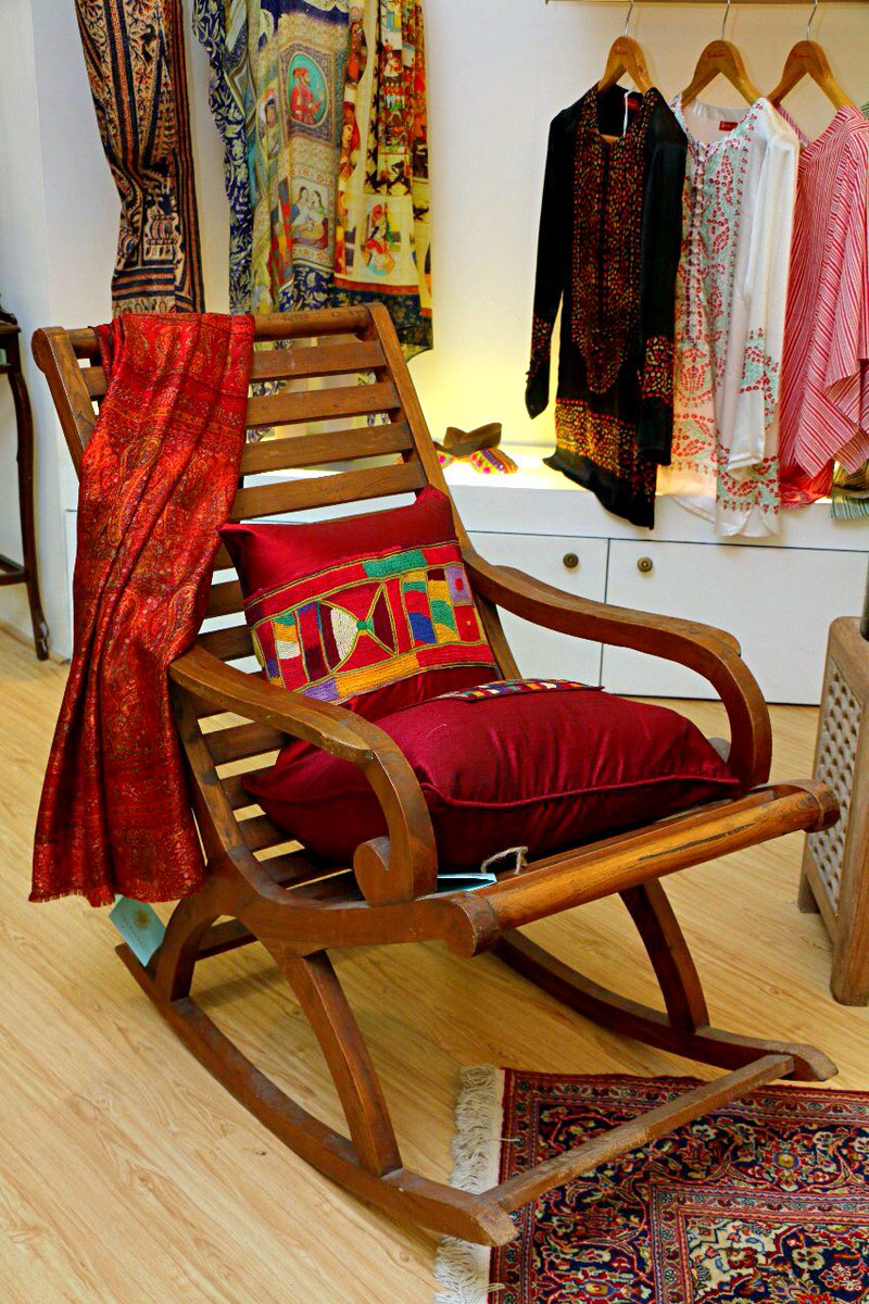 TreasuresOfInd's tweet photo. Geometric insignias, delicate fabric and hues of red.
#TreasuresOfIndia #Burlingtons #Cushions #RedColor #Stole #GeometricDesigns #HomeDecor #DecorTips #LuxuryLife #Lifestyle #HomeDecorIdeas #HomeDecorTips #Red #Cushion #Pillow https://t.co/TFDcT4pVXt