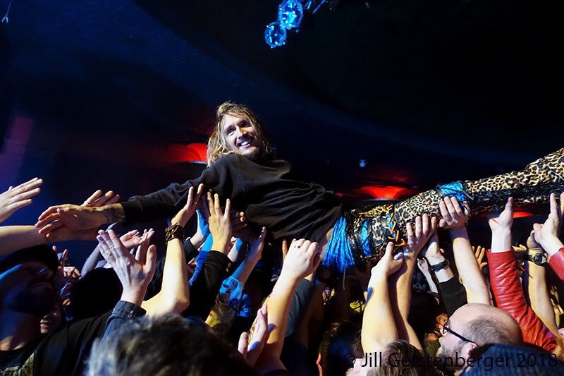 Last night at #TheShowbox in Seattle! Surfs up for Justin! 🙌🏻🎸