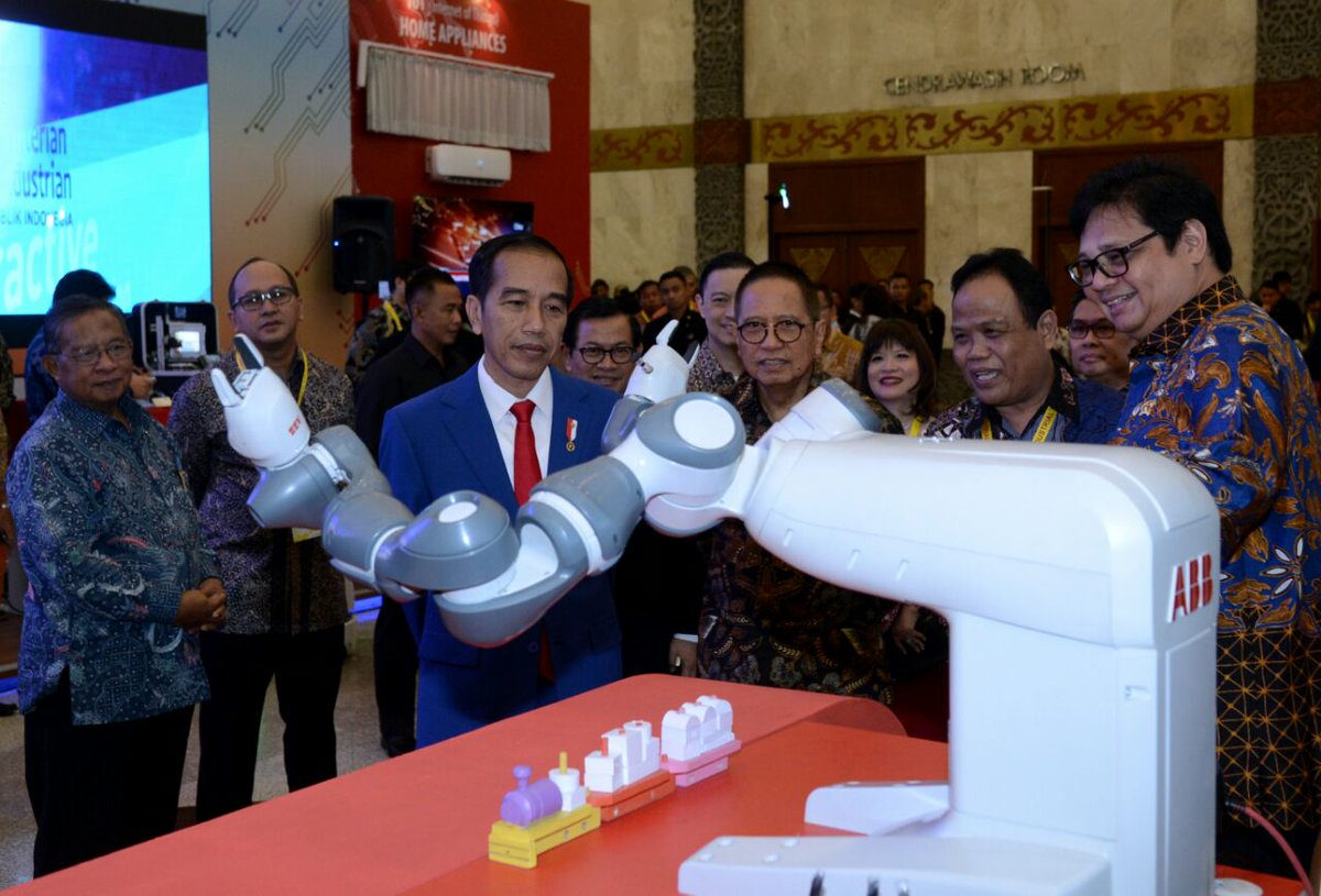 jokowi's tweet photo. Revolusi industri 4.0 didominasi teknologi automasi &amp; pertukaran data. Kita buat Peta Jalan "Making Indonesia 4.0". Kita harus optimis menghadapi perubahan besar ini. 2030 RI akan jadi 10 negara besar ekonomi Dunia. Kunci menghadapi kompetisi: persatuan &amp; inovasi utk maju -Jkw https://t.co/RLWlvrv5Nu