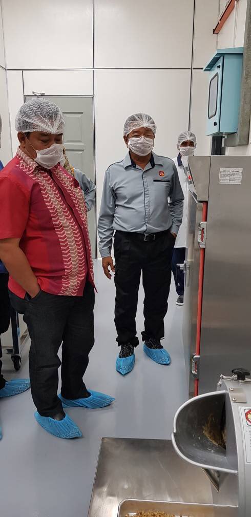 PutuBambuMD's tweet photo. #putubambu #malaysia Lawatan kerja ke Kilang gula CSR https://t.co/t57orWwT4t bg memastikan kerjasama yg baik utk bekalan kualiti brown sugar yg terbaik. MD PUTU BAMBU WORLD. #franchise #franchisor #franchisee #Foodtruck @hdcglobal https://t.co/wqjc4Mofiq