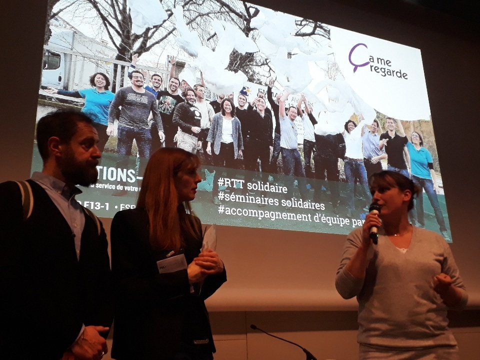 LesAteliersDD's tweet photo. [#ProDurable] @Ca_Me_Regarde propose des journées solidaires collectives à proximité de l'entreprise, le plus souvent auprès d'associations locales. Un excellent moyen de resserrer les liens entre les salariés #RH #RSE @solutionsRSE #Entreprise #TeamBuilding 👨‍💼👩‍💼👨‍💼👩‍💼 https://t.co/nL8rFeQfZg