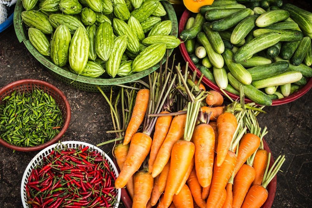 When you’re tempted not to eat your veggies, look at this meta-analysis. It shows more fruit &amp; #vegetable intake is linked a lower risk of cardiovascular disease, #cancer, &amp; all-cause mortality. Who wouldn't want those benefits? academic.oup.com/ije/article/46…