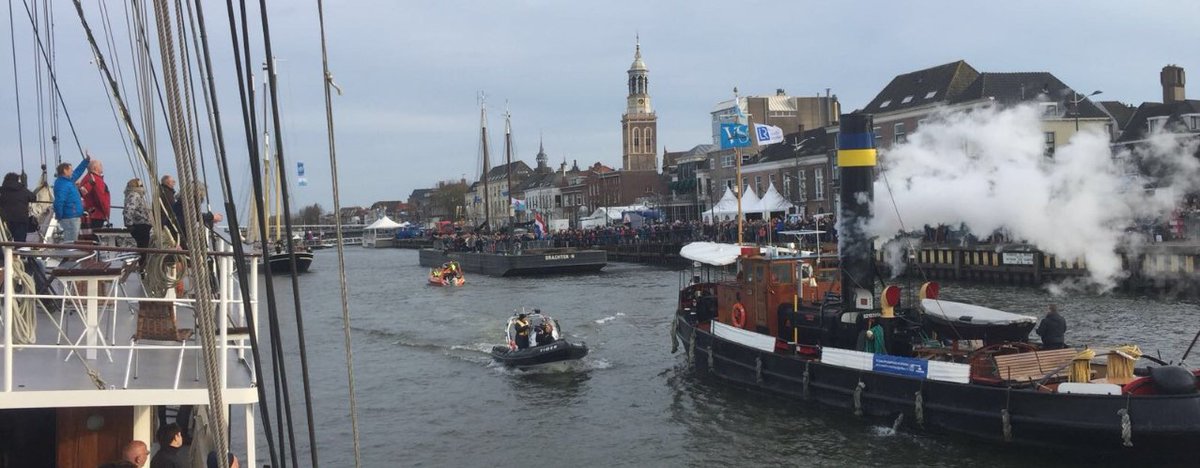 <a href="/sailkampen/">Sail Kampen</a> trokmaar liefst een kwart miljoen bezoekers. Bekijk hier de mooie #drone beelden die Jon van Dijk tijdens de spectaculaire #vlootschouw en officiële opening van #SailKampen maakte. naupar.nl/actueel/meer-d…