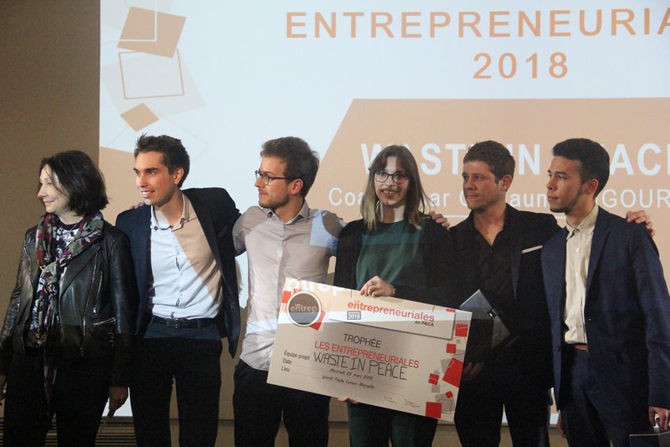 IM2NP_CNRS's tweet image. Deux étudiants du master Matériaux @univAMU ont obtenus le grand prix des entrepreneuriales 2018 en équipe avec des étudiants de l&apos;école centrale @CentraleMars et de l&apos;école de graphisme Axe Sud.