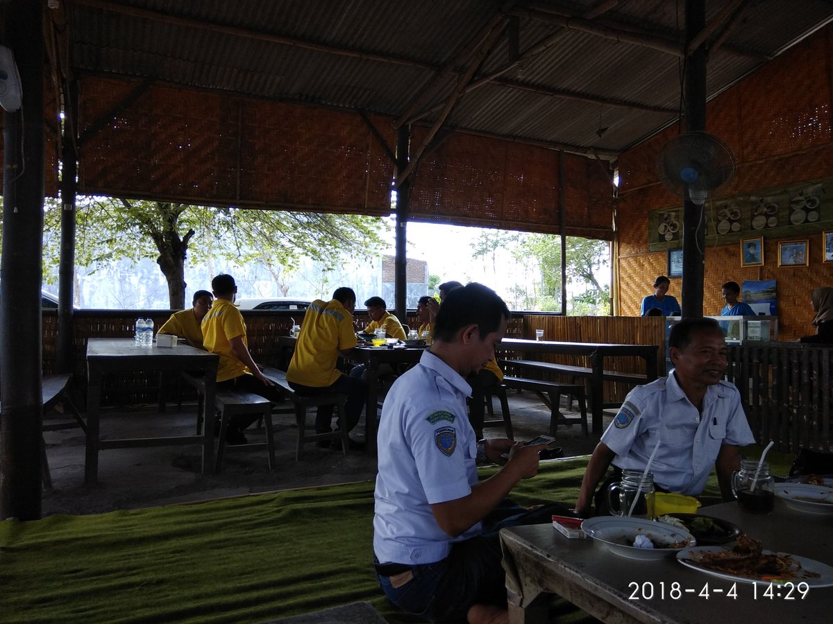 RifadiDoby's tweet photo. Sehabis Audit ISO tahap 1, isi kampung tengah dulu. Abis itu lanjut ISO tahap 2. 
#work #Saranalintasbahari #law #pemanduan https://t.co/2Z11wTiIMI