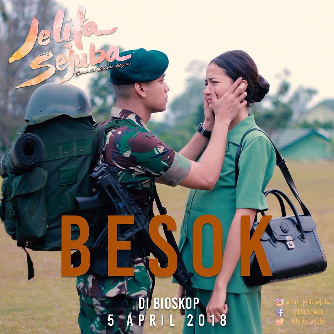 Bioskop_Mgl's tweet image. JELITA SEJUBA : MENCINTAI KESATRIA NEGARA siap release mulai BESOK ya Guys!

Siap siap deh dibikin baper sama kisah cinta antara Syarifah dan Jaka. Diangkat dari kejadian nyata, dimana istri TNI menabung rindu berjauhan dengan suami ketika sang suami bertugas di medan perang.