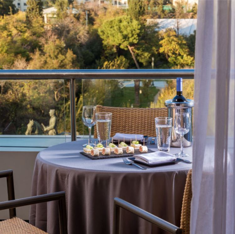 RadissonPark's tweet photo. You can always squeeze in a light meal in between meetings at Radisson Blu Park Hotel Athens​! #Athens #MICE #Bleisure #BusinessClassRoom #acropolisview #visitathens #radissonblu https://t.co/LKZvXxRx6P