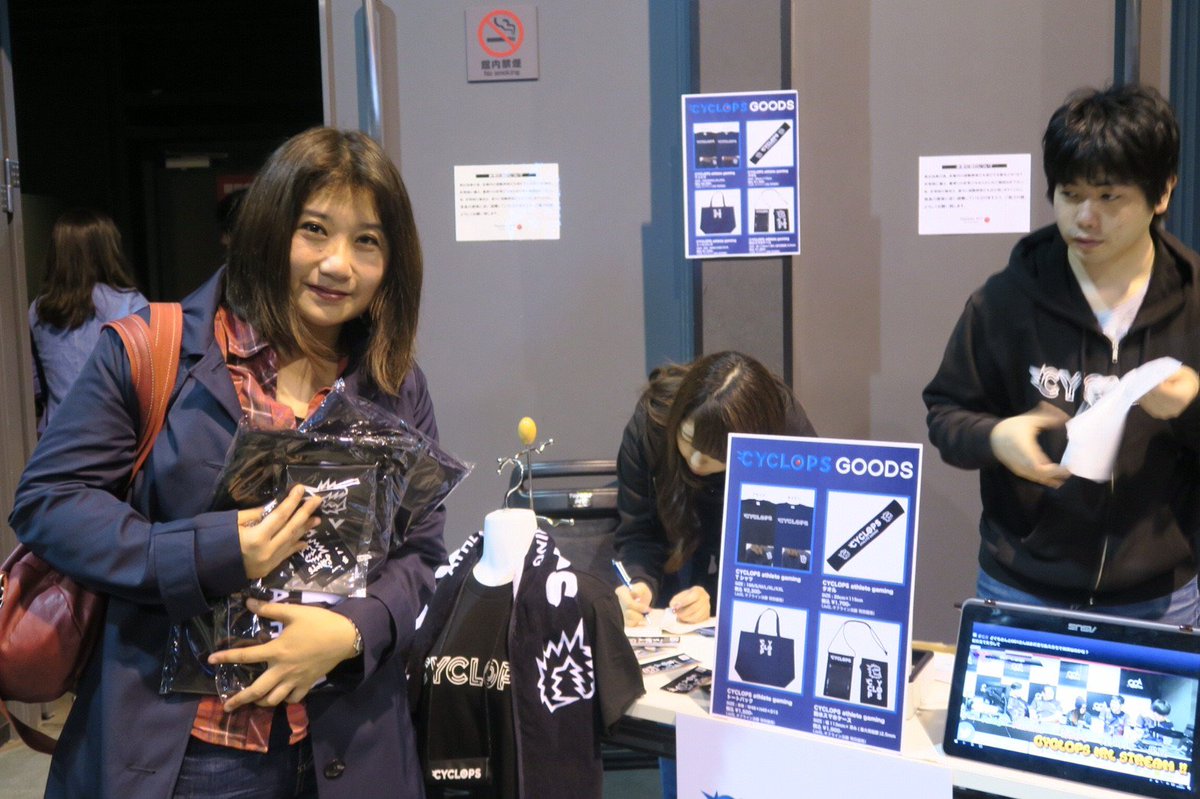 CYCLOPS_OSAKA's tweet photo. #JeSL オフライン決勝にて、CYCLOPSブースに来てくださった皆様です!
お立ち寄り頂いた中でも、#PUBG 部門のファンの方がたくさん!いつも応援ありがとうございます。
今回は会場でグッズ販売をさせて頂きましたが、普段はWebショップでグッズを見ることができます♡
https://t.co/3BLKZlND32 https://t.co/TNNB9OuagZ