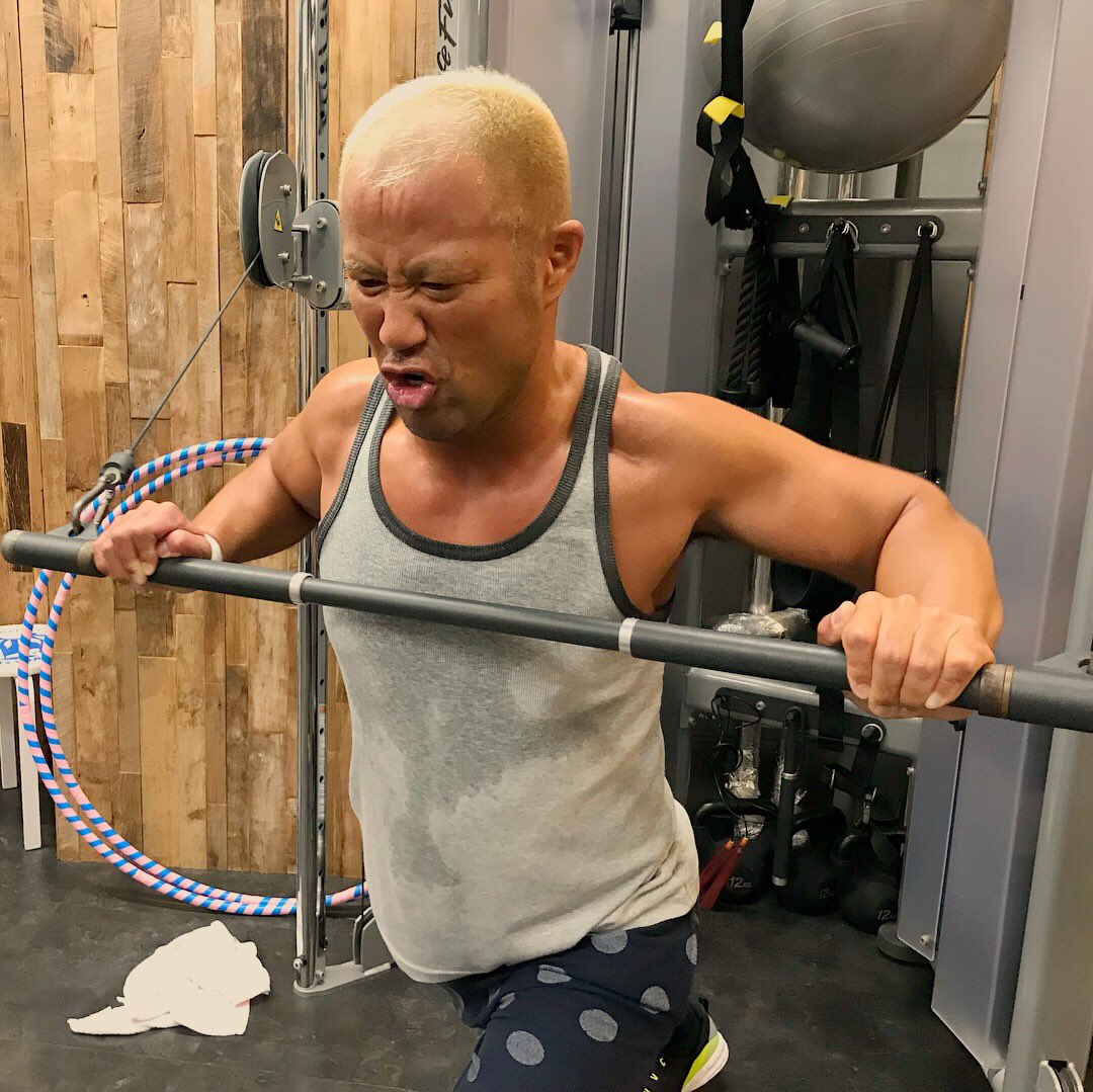 八須拳太郎 Ar Twitter 新日本プロレス 本間朋晃 選手の復帰に向けてのトレーニング指導をしました 大ケガからの復活 ほんと尊敬します トレーニング後は本間選手のポーズ こけしに入る前に頭を叩くポーズ で撮影 それにしても本間選手 でかい