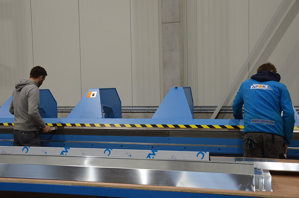 APOK_be's tweet photo. NOUVEAU chez #APOK #Eke : une toute nouvelle #plieuse pour les travaux sur mesure de #zinc (Zinc naturel, #ANTHRA-ZINC et #QUARTZ-ZINC de #VMZINC) et du #cuivre. https://t.co/xFc7FPQ8jo https://t.co/KGIo1vc8xR