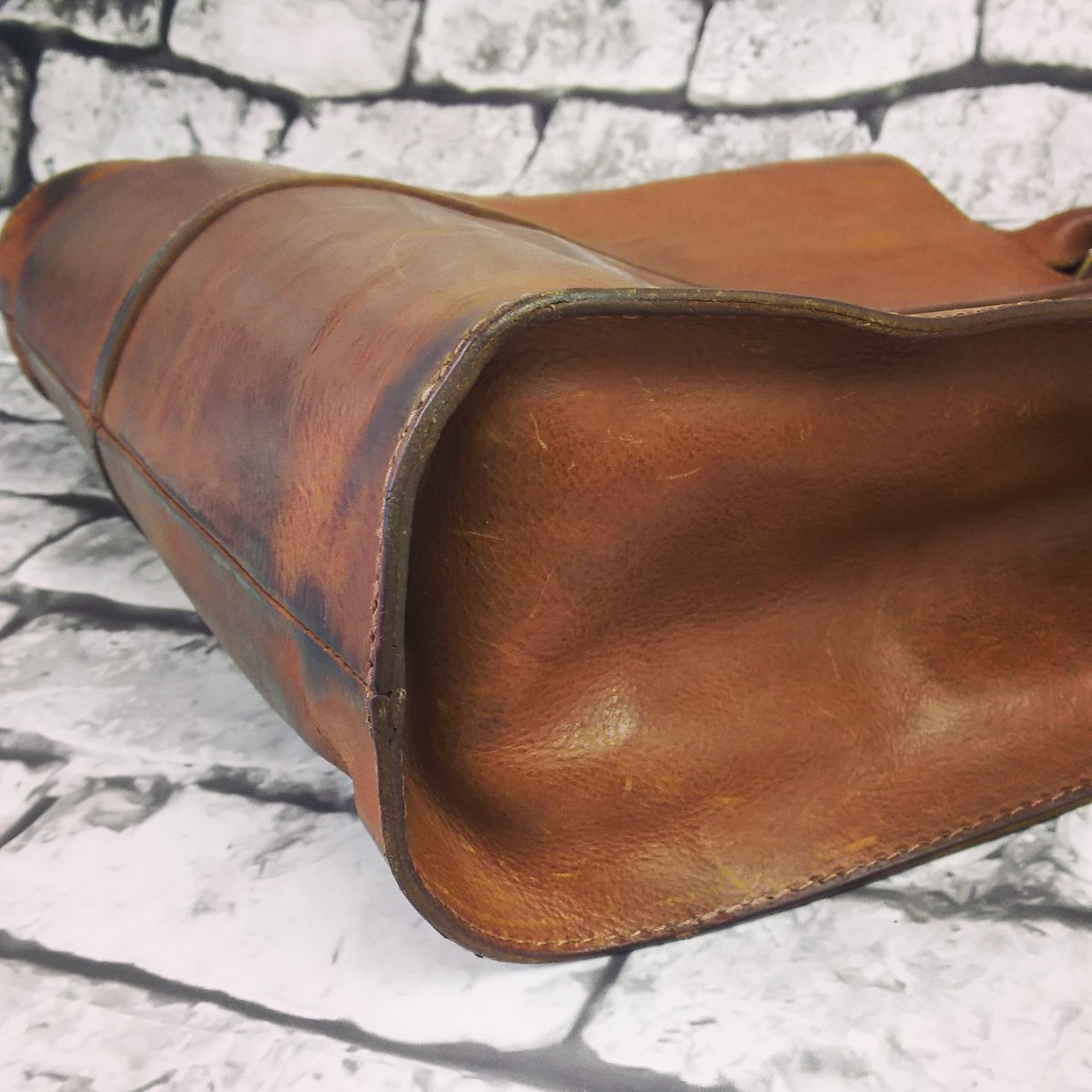 thread_needlejp's tweet image. ゲンテンのバッグ。マチ部分の糸のほつれを再縫製しました。
見た目に影響が出ないよう、似たような糸を使用し自然に仕上げました。

↓詳しくはこちら↓
goo.gl/S989bA

#スレッドアンドニードル #鞄修理 #修理職人 #東京 #駒込
#ゲンテン #ハンドバッグ 
#repair #handbag #lining