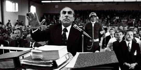 Metehankaygin's tweet photo. "Mevzu vatansa hepimiz ölelim, mevzu makamsa hepiniz ölün!"

Rahmetle, minnetle, saygıyla!

#AlparslanTürkeş https://t.co/VQBiOINXQx