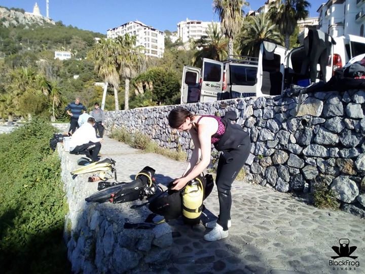 BlackFrogDivers's tweet image. Laura is preparing her equipment during her last day of training. Today few more skills and 18m depth to reach! Well done girl! 
#openwaterdivercourse #padicourse #divingcentremalaga #divingtorredelmar #divingtorrox ift.tt/1yl5h6Z