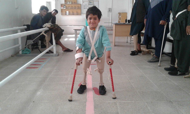ICRC_af's tweet photo. Always smiling and full of energy, 4 y/o Ihsanullah recovered and is learning how to walk again. A landmine exploded near his house in Lashkar Gah, August last year.

In 2017, we treated 500+ victims of landmines in #Afghanistan 

#IMAD2018 #MineFree https://t.co/MBl7Xa5a02