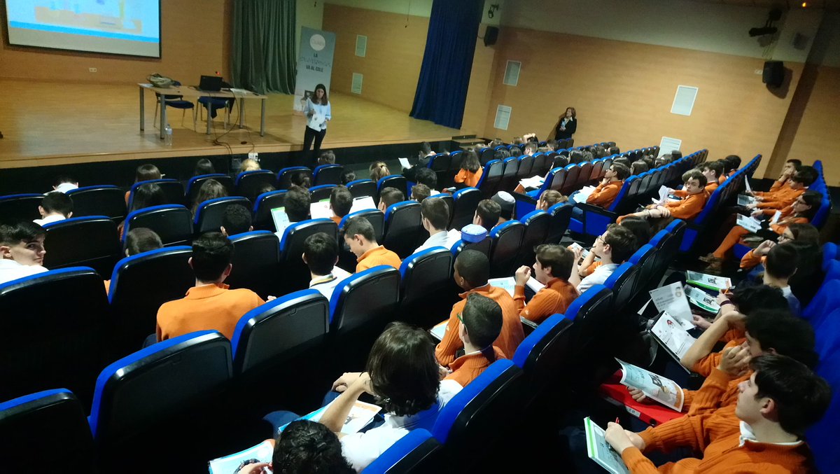FQuaes's tweet photo. Comenzamos nuestra primera actividad de #laGenomicavaalCole en Madrid. 84 alumnos de 4 de ESO del @gredossandiego
 Alcalá de Henares están con Paloma Moraga. https://t.co/foLGTSTuJa